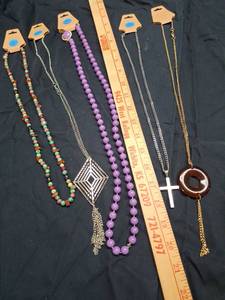 lot 21 image: Lot of 5 Fashion Necklaces
