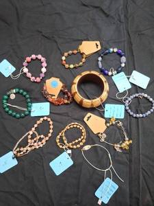 lot 29 image: Bracelet Lot 11 Pieces