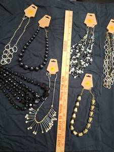 lot 38 image: Lot of 7 necklaces - beaded and chain