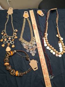 lot 40 image: Fashion Jewelry Lot 5 Necklaces