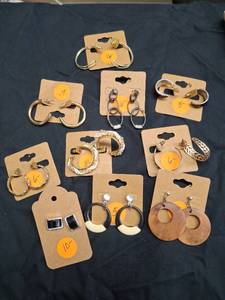 lot 43 image: Lot of 10 Assorted Earrings.