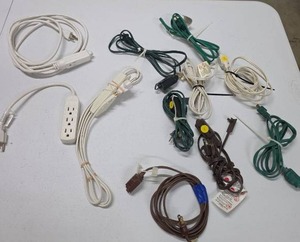 lot 681 image: Lot of 12 Electrical Power Cords and Extension Cables Assorted