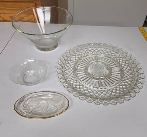 lot 811 image: Glass Dishware - round serving plate, small bowl, small plate and large fruit bowl