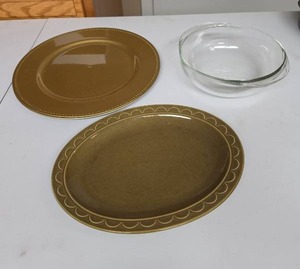 lot 826 image: Gold tone charger plates and a glass casserole dish
