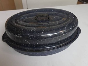 lot 827 image: Speckled Dark Blue Oval Enamel roasting pan (needs some clean up)