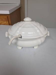 lot 847 image: White Ceramic Covered Tureen with Ladle and Lid