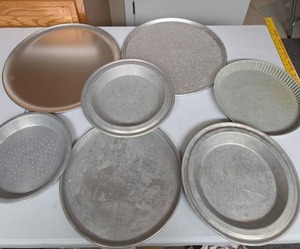 lot 857 image: Pizza pans, pie pans, and round baking sheets