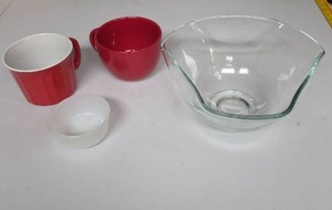 lot 860 image: Red Soup Mugs, small milky white condiment bowl and a clear geometric shaped fruit bowl
