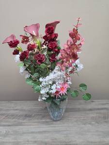 lot 338 image: Artificial Flower Arrangement Mixed Bouquet Pink Roses Calla Lilies Daisies.