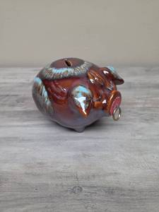lot 340 image: Vintage 1957 Hull Pottery Corky Pig Brown Drip Glaze Piggy Bank with original cork nose
