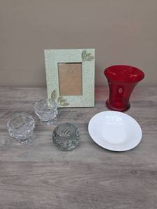 lot 351 image: Decorative Lot - Picture Frame, Ceramic Plate, Red Vase, and 2 clear glass votive holders