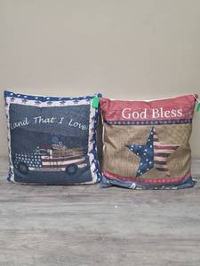 lot 371 image: Patriotic Decorative Throw Pillows Set of 2.