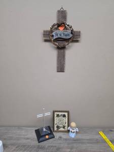 lot 381 image: He Is Risen Wall Cross with Wreath and Small Decorative Religious and Mother themed items.