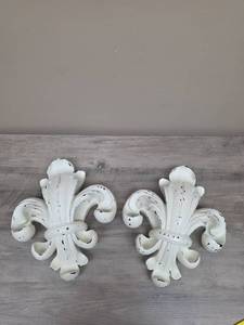 lot 386 image: Pair of White Fleur-de-Lis Ornamental Wall Corbels