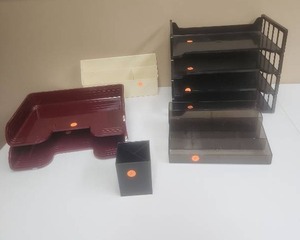 lot 556 image: Office Desk Organizer Lot 5-Piece Set Black, Burgundy, Cream