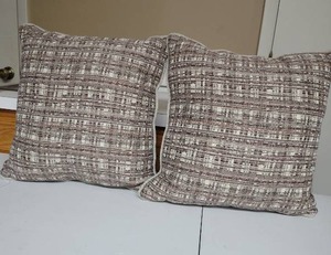 lot 601 image: Decorative Throw Pillows 2-Piece Set Woven Pattern - very high quality and very clean
