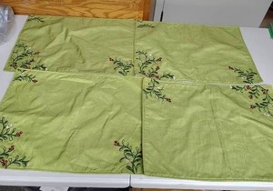 lot 604 image: Green Embroidered Placemats Set of 4 Berry Vine Design