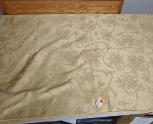 lot 610 image: Gold toned Table Cloth 100 x 60 - very good condition