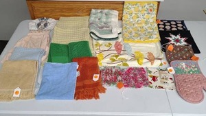 lot 611 image: Kitchen Towels, Oven Mits and Pot Holders