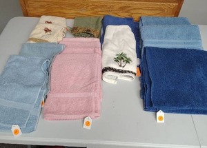 lot 612 image: Bathroom Towels and Washcloths