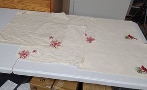 lot 617 image: Embroidered Linen Napkins Set