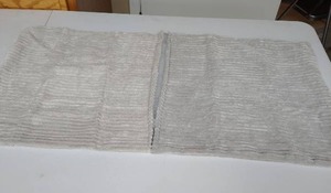 lot 621 image: Two brand new ribbed microfiber pillow cases - 18.