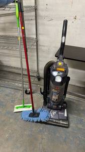 lot 627 image: Hoover UH70090 WindTunnel Upright Vacuum Cleaner 12.0 Amp and two floor cleaning tools