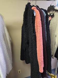 lot 906 image: Lot of 5 Womens Sweaters size XL