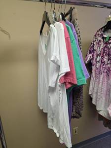 lot 912 image: Womens Short Sleeve Shirts Size L and XL