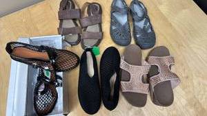 lot 928 image: Lot of 5 Assorted Womens Sandals and Shoes Size 6.5