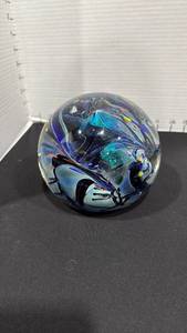 lot 1027 image: Large glass paperweight