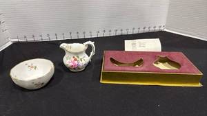 lot 1034 image: Royal Crown Derby pitcher and bowl set