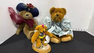 lot 1040 image: 2 Boyds bears and Annette Funicello bear with stand