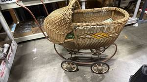 lot 1048 image: Vintage doll buggy 25x28x12 hood needs redone