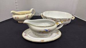 lot 1088 image: Gravy boat, sauce boat and decorative dish
