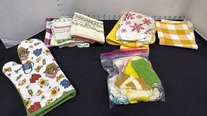 lot 1099 image: Dish towels, mitt and glass sleeves