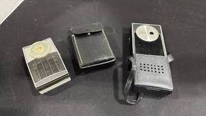 lot 1115 image: Vintage RCA Victor and Jade portable hand held radios