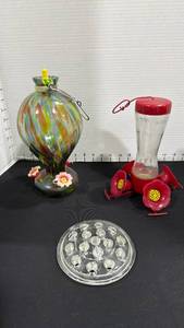lot 1118 image: Hummingbird feeders and flower frog