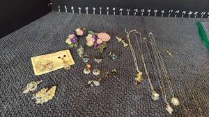 lot 1201 image: Womens jewelry including rings
