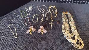 lot 1204 image: Womens jewelry