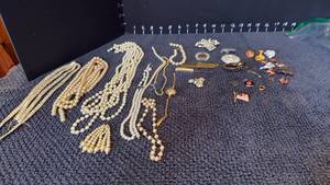 lot 1208 image: Womens jewelry and beads