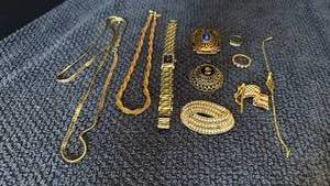 lot 1209 image: Womens jewelry including rings and watch