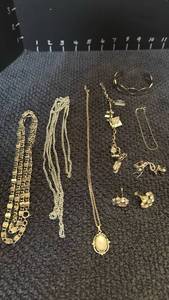 lot 1211 image: Womens jewelry