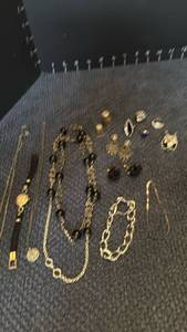 lot 1212 image: Womens jewelry including rings