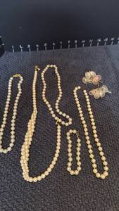 lot 1216 image: Womens jewelry