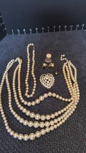 lot 1217 image: Womens jewelry including ring