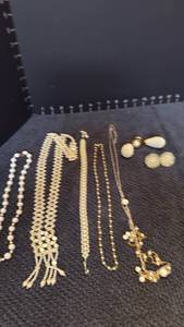 lot 1218 image: Womens jewelry