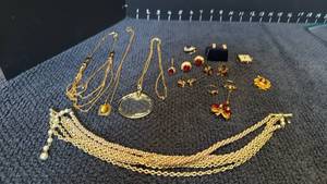 lot 1221 image: Womens jewelry including rings and watch face