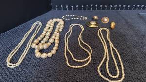 lot 1222 image: Womens jewelry