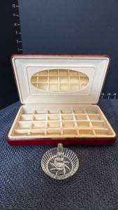 lot 1223 image: Jewelry organizer and ring holder